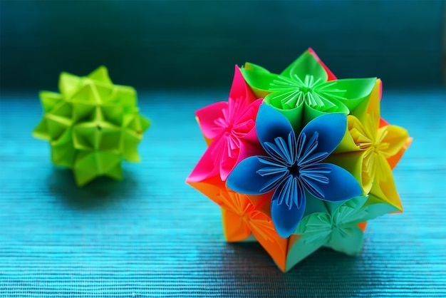 Due origami di Kusudama su fondo blu