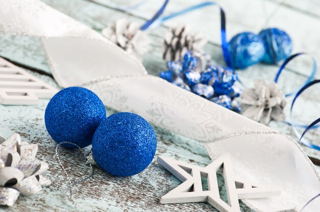 Due palle di Natale blu