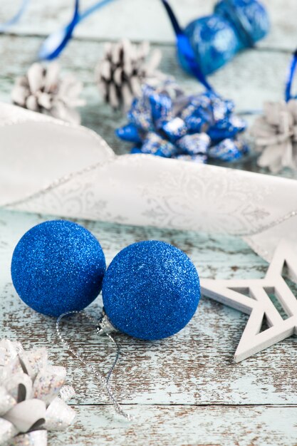 Due palle di Natale blu