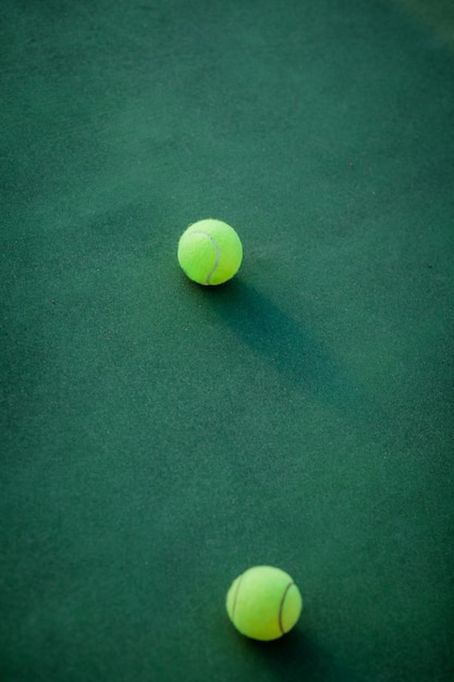 Due palline da tennis in campo aperto