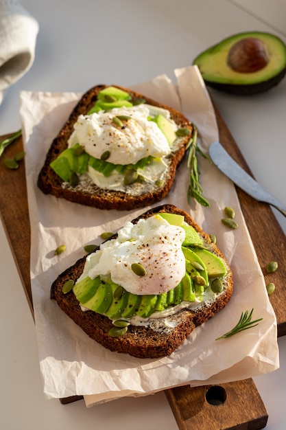 Due panini con avocado e uova per colazione