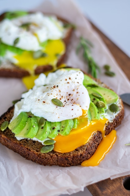 Due panini con avocado e uova per colazione