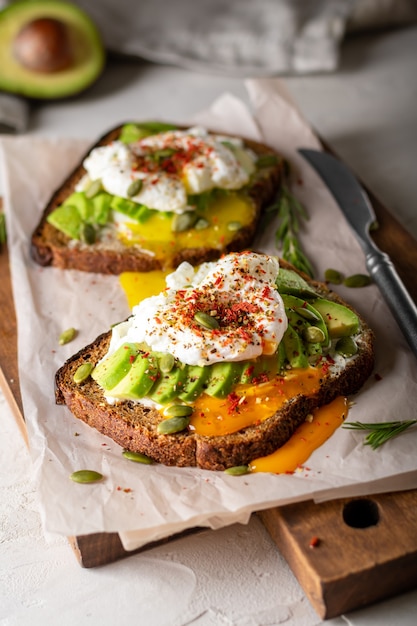 Due panini con avocado e uova per colazione