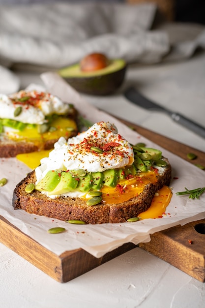 Due panini con avocado e uova per colazione