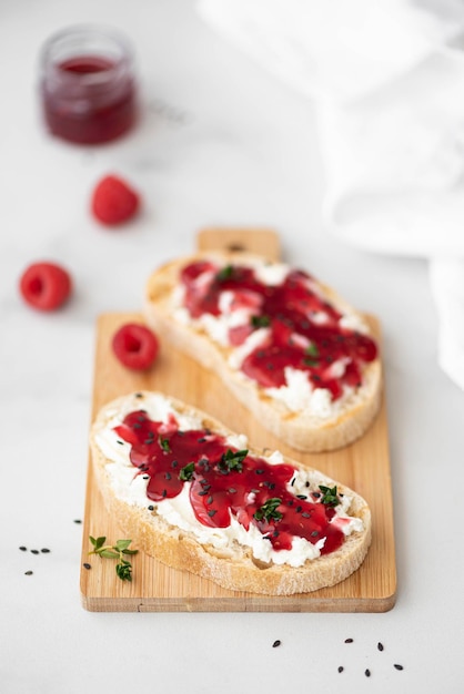 Due panini con marmellata di lamponi e ricotta