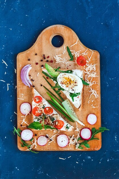 Due panini con ricotta su una vista dall'alto di un tagliere di legno