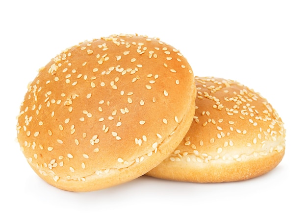 Due panini di hamburger con sesamo isolato su sfondo bianco