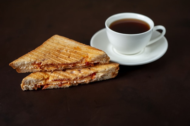 due panini e caffè su uno sfondo di pietra