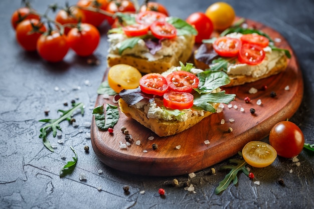 Due panini freschi con pomodorini