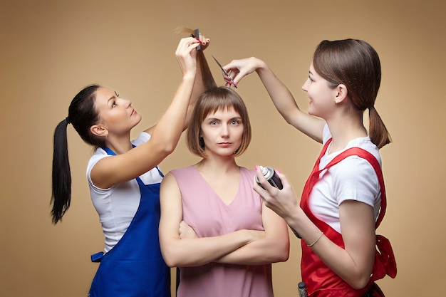 Due parrucchieri hanno tagliato i capelli di una ragazza. servizio fotografico in Studio