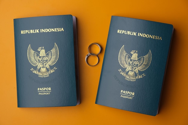 Due passaporti con scritto "repubblica indonesiana" sul davanti
