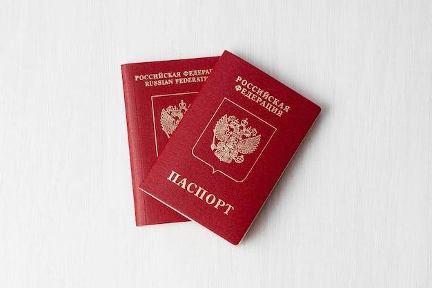 Due passaporti russi su muro bianco