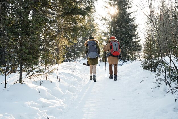 Due persone che fanno un'escursione in inverno