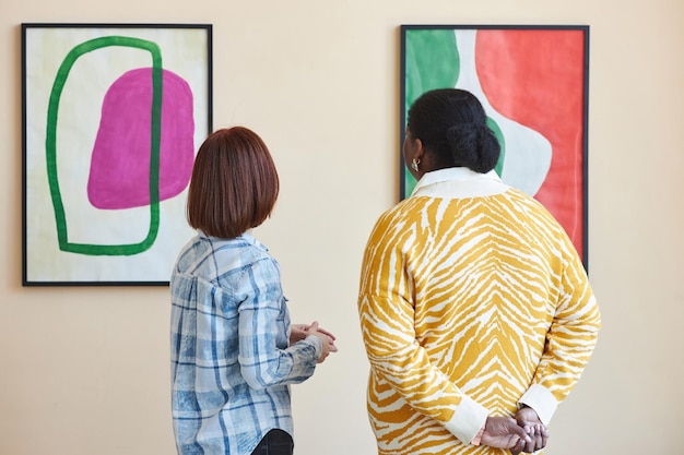 Due persone che guardano l'arte moderna