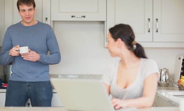 Due persone che si rilassano in cucina