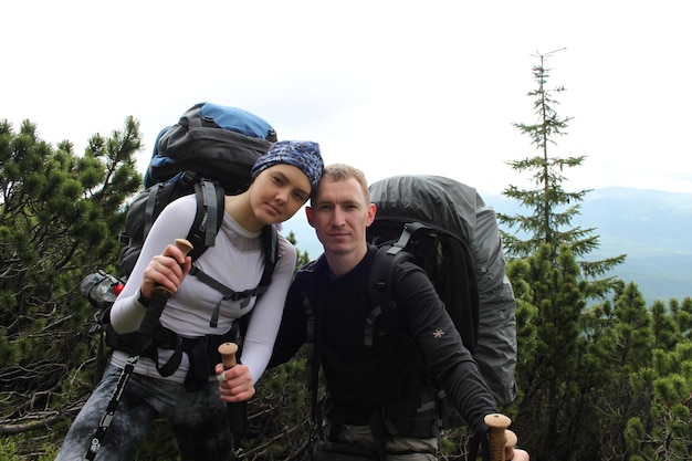 Due persone con zaini su una montagna