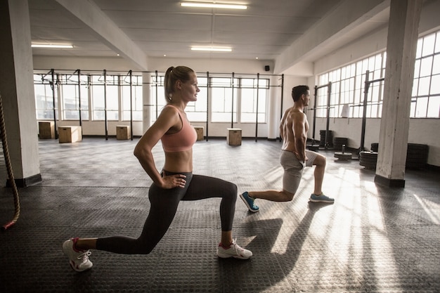 Due persone in forma facendo fitness