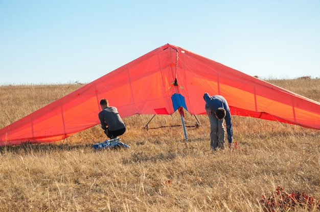 due persone lanciano il parapendio