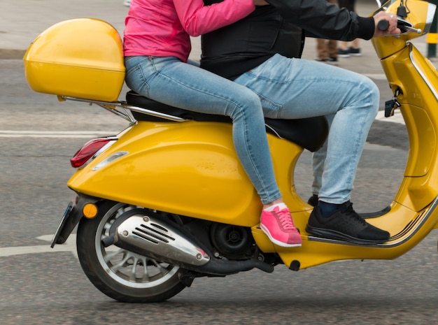 Due persone su uno scooter