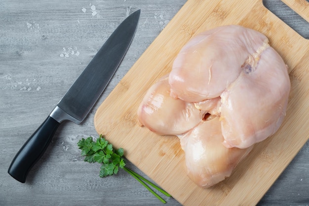 Due petto di pollo crudo per cucinare