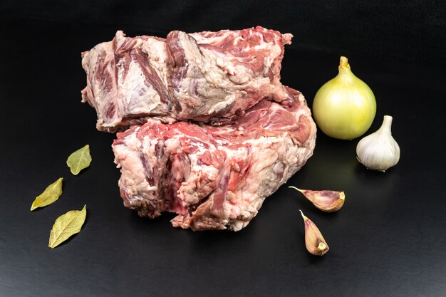 Due pezzi di carne cruda fresca di grandi dimensioni