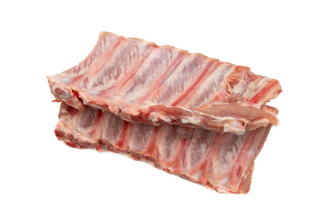 Due pezzi di costolette di maiale crude isolati su sfondo bianco Carne molto richiesta per i barbecue