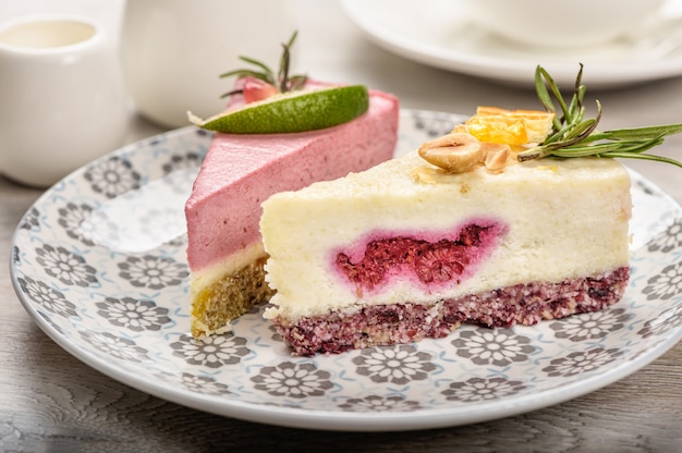 Due pezzi di torta di cibo crudo su un piatto.