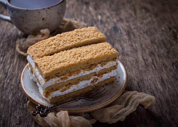 Due pezzi di torta dolce fatta in casa