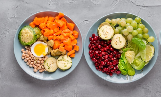 due piatti di cibo vegetariano verdure fresche e frutta