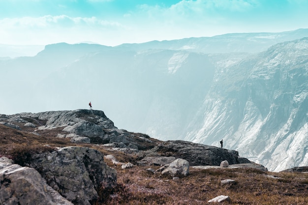 Due piccole persone sullo sfondo delle maestose montagne norvegesi