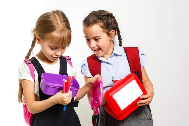 Due piccole studentesse. Istruzione, moda, concetto di amicizia.