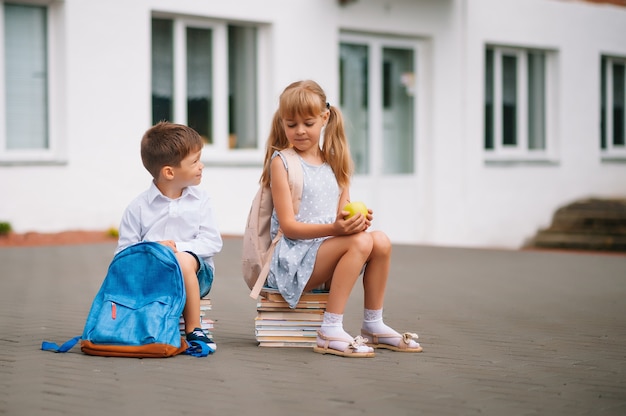 Due piccoli amici vanno a scuola. Scolari. di nuovo a scuola