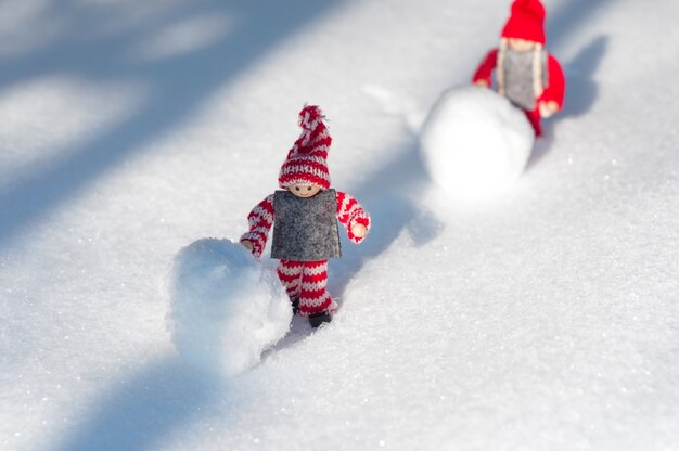 Due piccoli giocattoli in una scena sulla neve