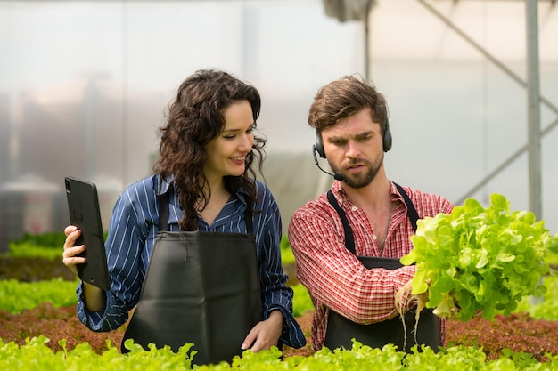 Due piccoli imprenditori proprietari di un orto biologico che presentano attualmente i clienti