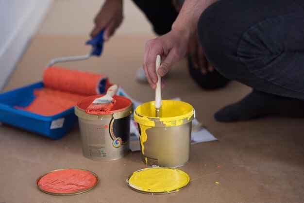 due pittori preparano il colore per dipingere il muro