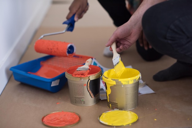 due pittori preparano il colore per dipingere il muro