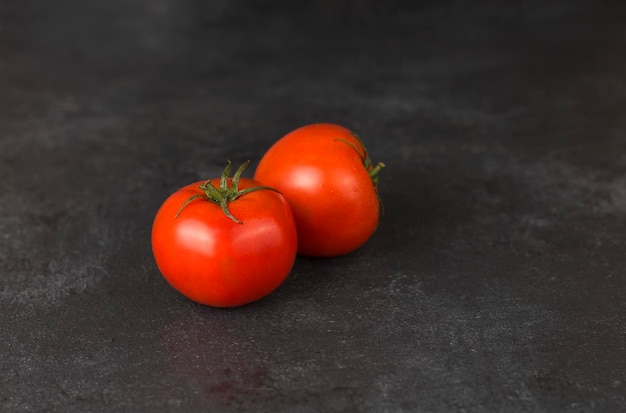 Due pomodori su sfondo nero