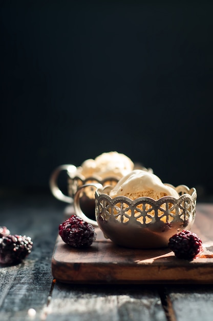 Due porzioni di delizioso gelato al caramello