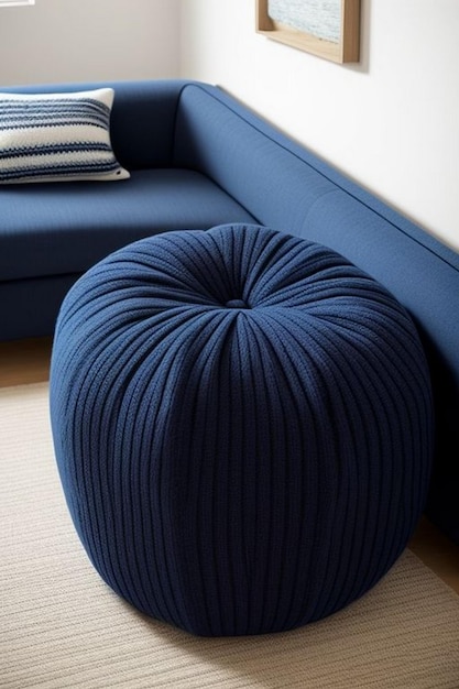 Due pouf a maglia vicino al divano d'angolo blu scuro disegno d'interno della casa scandinava del salotto moderno