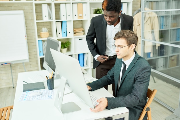 Due professionisti che utilizzano il PC