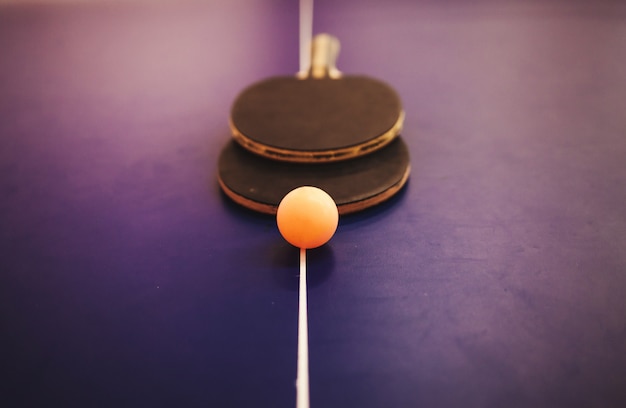 Due racchette di ping-pong sulla tavola blu