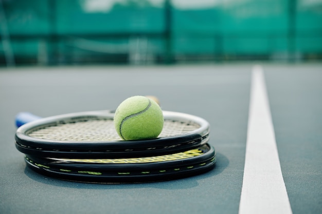 Due racchette e pallina da tennis