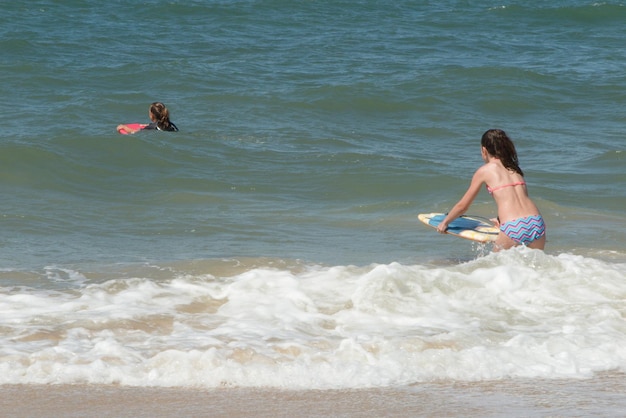 Due ragazza adolescente in spiaggia a giocare a bordo del corpo