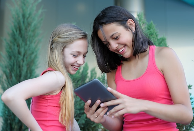 Due ragazze adolescenti con tablet PC