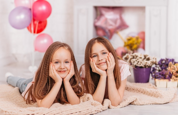 Due ragazze adolescenti sorridenti felici giocano nella stanza delle vacanze