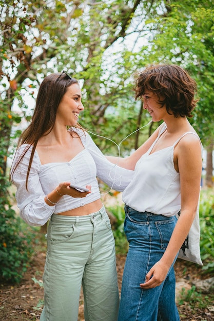 Due ragazze adolescenti stanno ascoltando musica