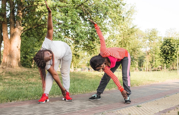 Due ragazze afroamericane sono impegnate nello sport, eseguendo vari esercizi. fitness, yoga, cura del corpo. uno stile di vita sano