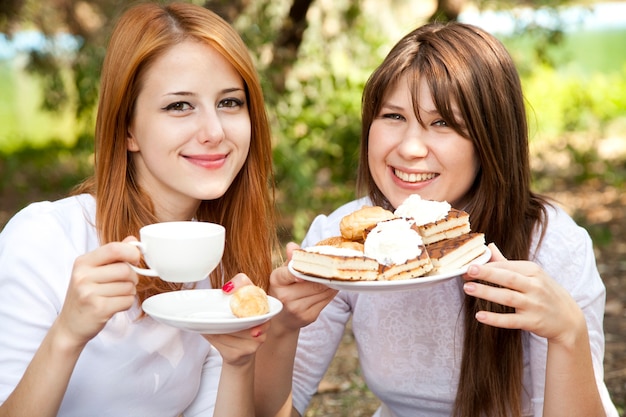 Due ragazze al picnic. Autunno all'aperto.