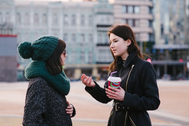 Due ragazze alla moda che trascorrono del tempo nella città urbana