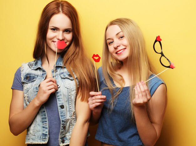 Due ragazze alla moda sexy hipster migliori amiche pronte per la festa